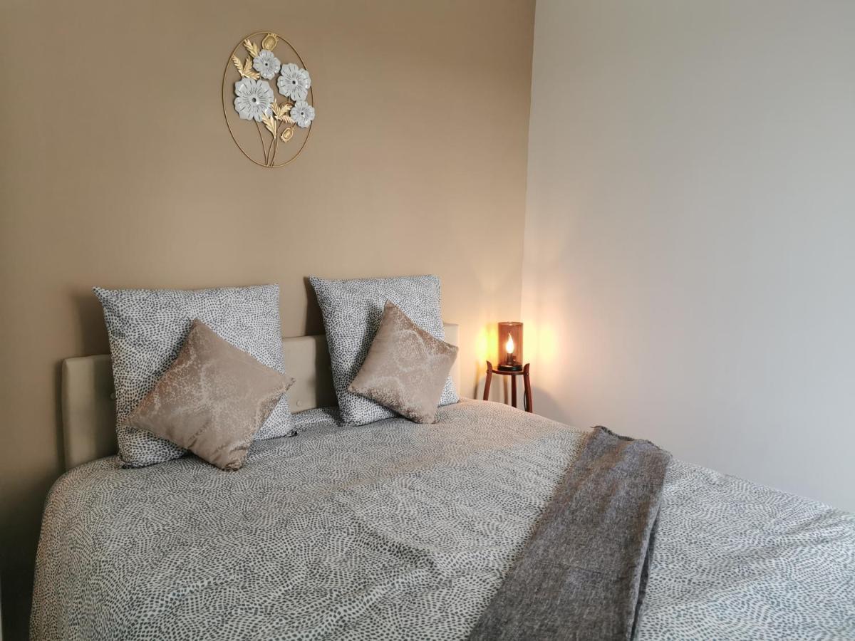 Les Appartements Du Marche Динан Экстерьер фото
