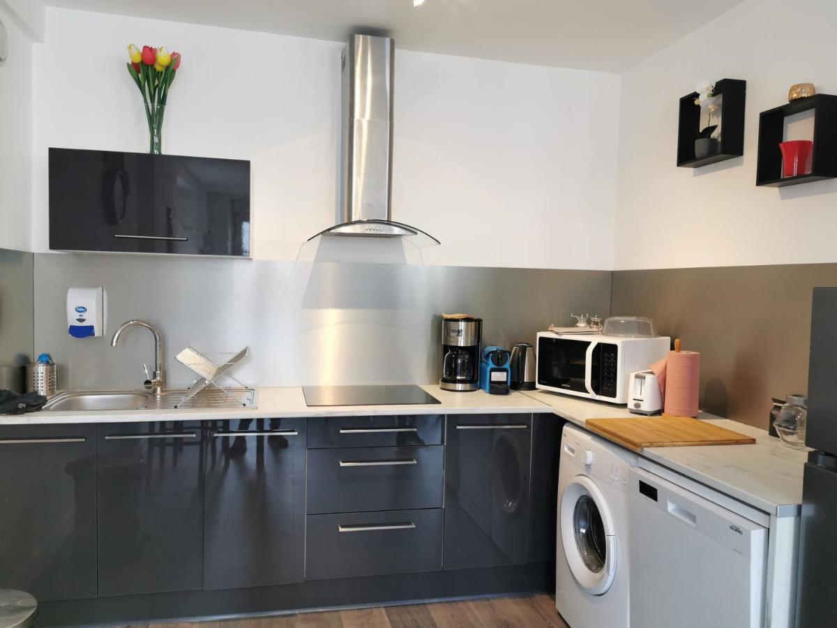 Les Appartements Du Marche Динан Экстерьер фото